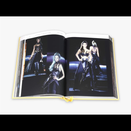 Книга на английском языке "Versace Catwalk" - 4