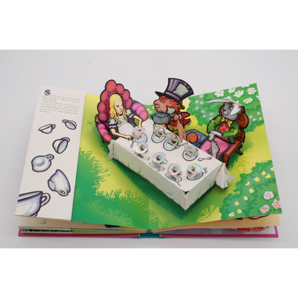 Книга на английском языке "Alice in Wonderland: Pop-up Book", Robert Sabuda - 2